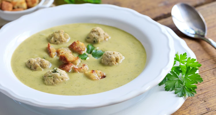 Zucchini-Cremesuppe mit Kräuterbrösel-Knöderln und knusprigen Croutons